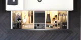 Badkamer met schuine muren, geïnspireerd door paarse badkamermeubels met elegante framefronten, mooie ovale spiegel met lamp, stijlvolle en praktische plank, paarse muur en grijze visgraatvloer, die een elegante en moderne uitstraling geven.