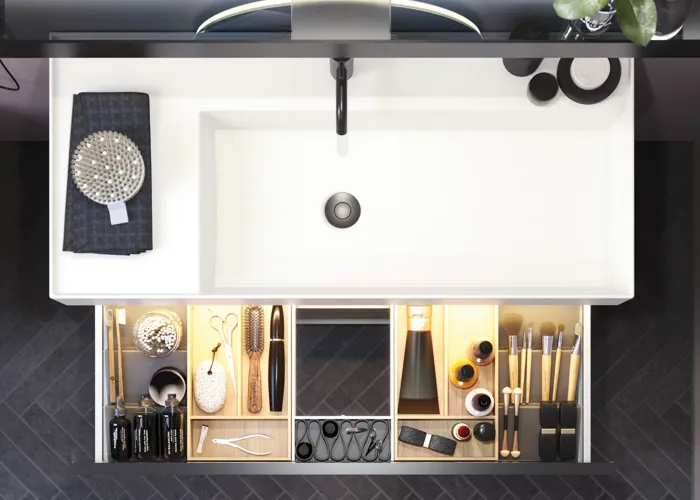 Badkamer met schuine muren, geïnspireerd door paarse badkamermeubels met elegante framefronten, mooie ovale spiegel met lamp, stijlvolle en praktische plank, paarse muur en grijze visgraatvloer, die een elegante en moderne uitstraling geven.