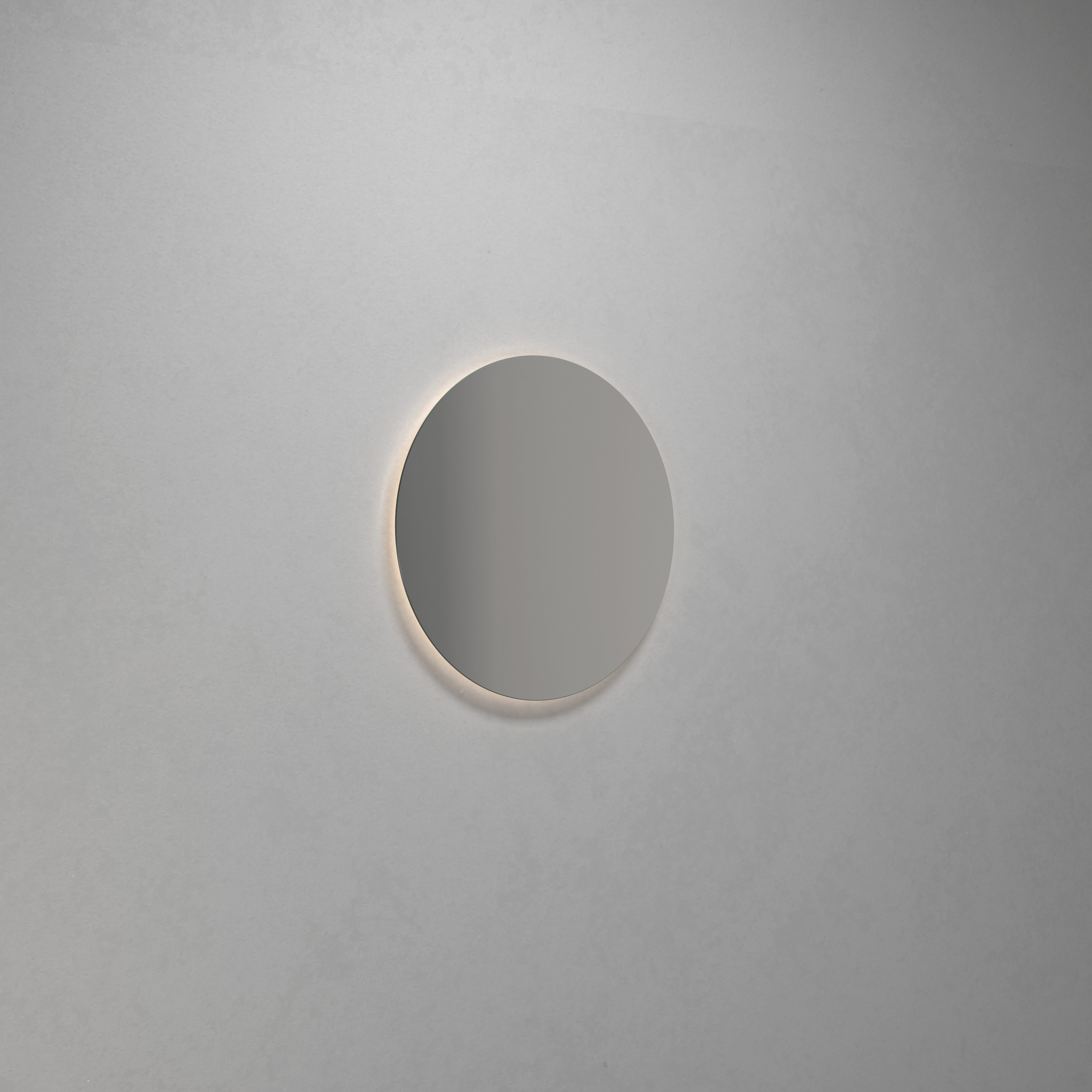 Badkamerinspiratie met smal wit badmeubel met witte handgrepen en elegante wastafel met mooie ronde spiegel met licht, witte muren en houten vloer voor een heldere en minimalistische look.